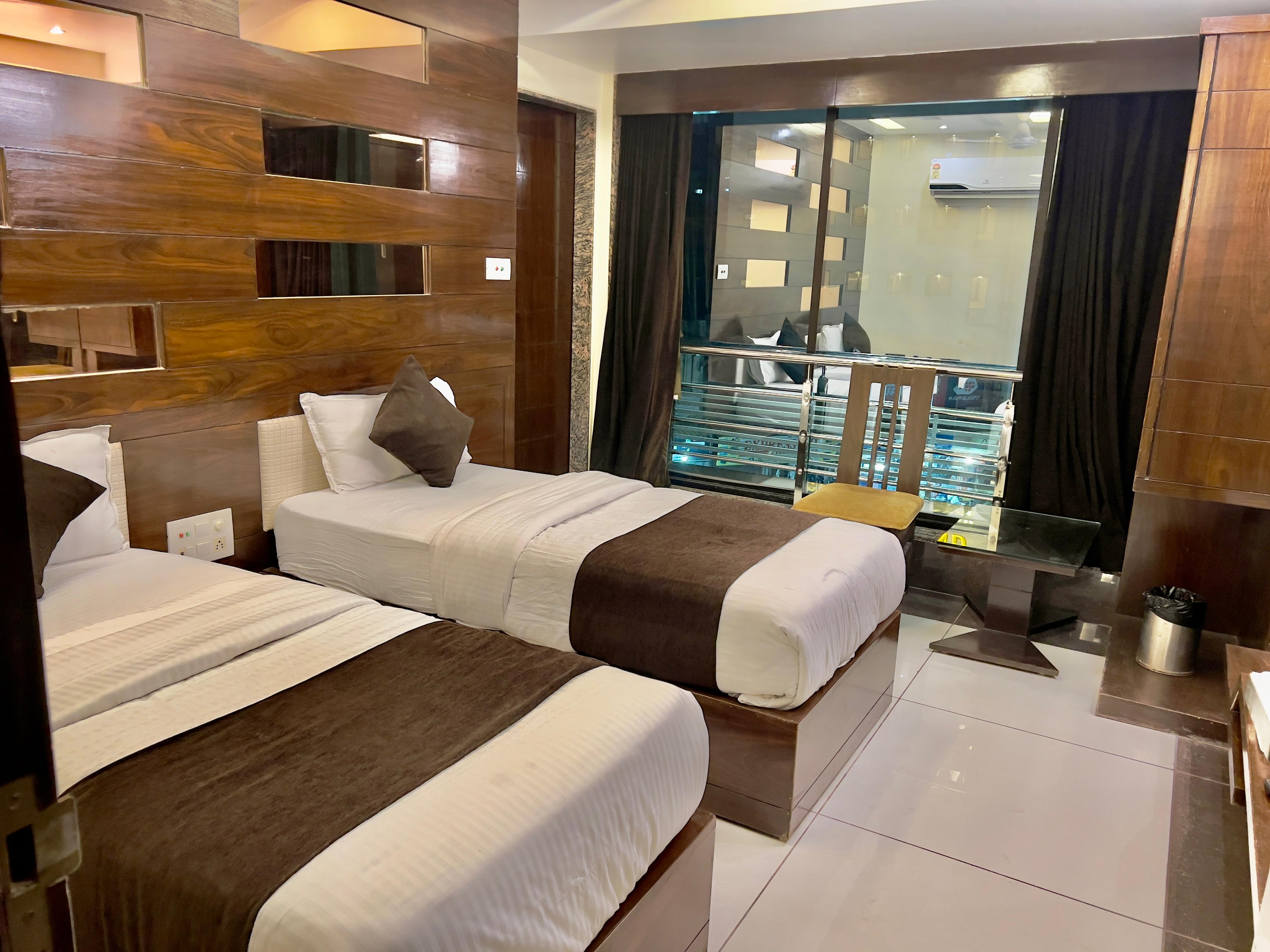 1 x ROYAL ROOM